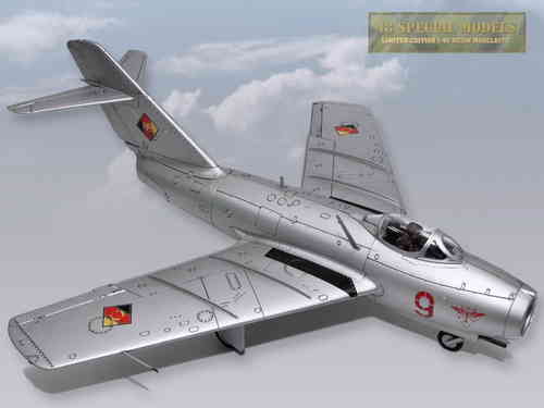 MiG-15bis "Rote 9", FAG-2, DDR 1953,1/18 Sammlermodell